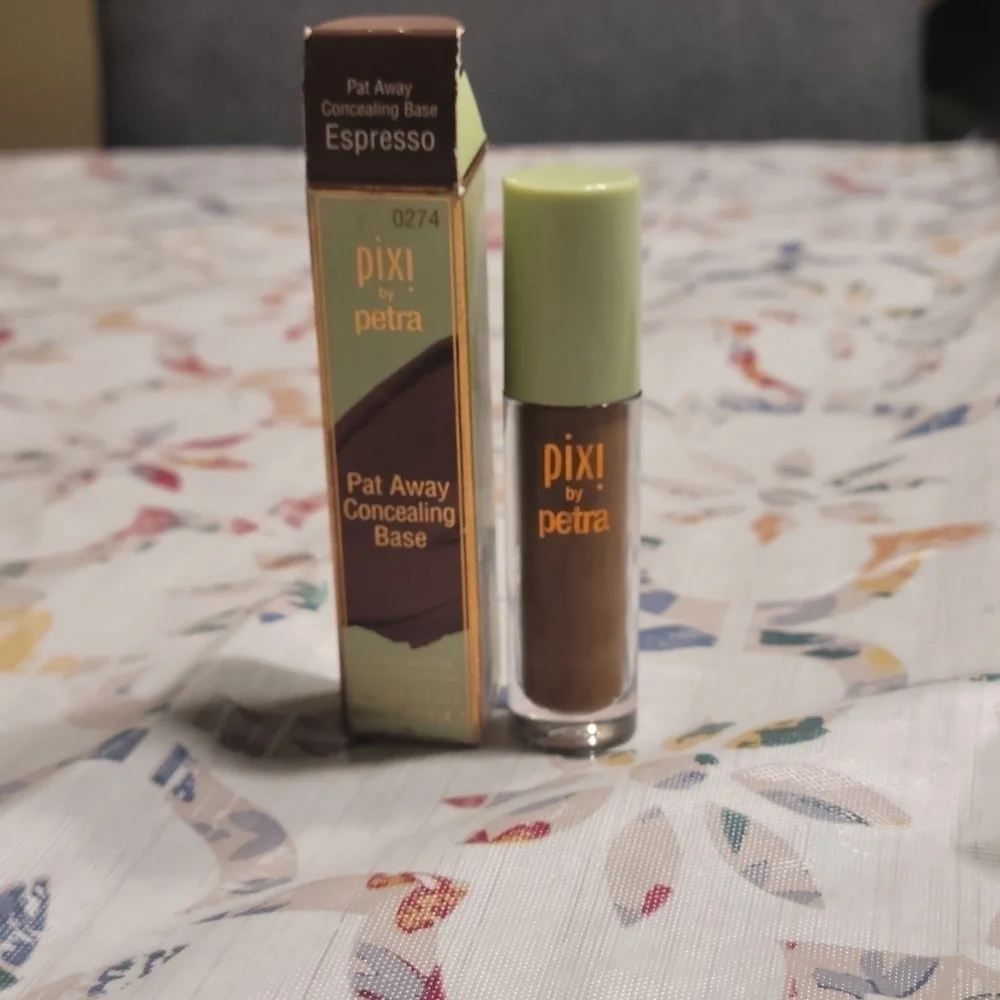 Pixi by Petra Pat away  concealing Base in Espresso